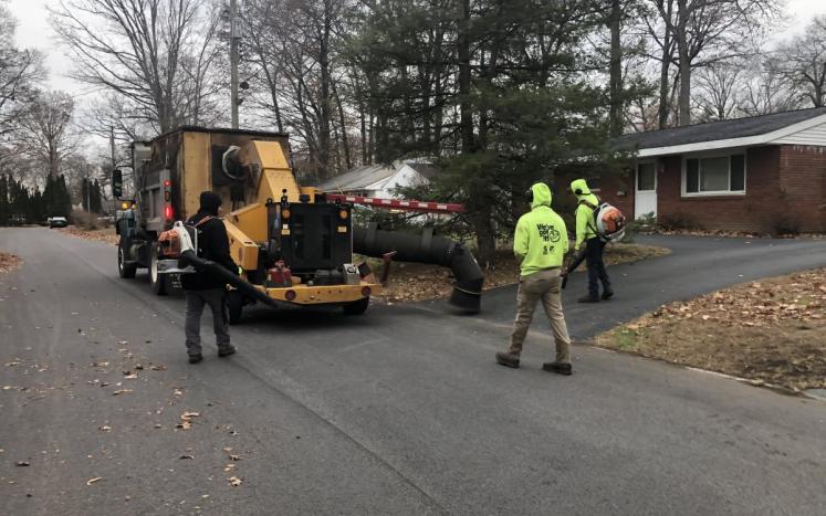 DPW Picking Up Leaves 